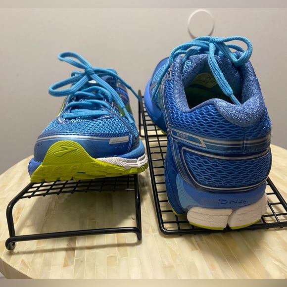 NWOT - Brook’s Women’s Addiction 11 - Picture 3 of 4